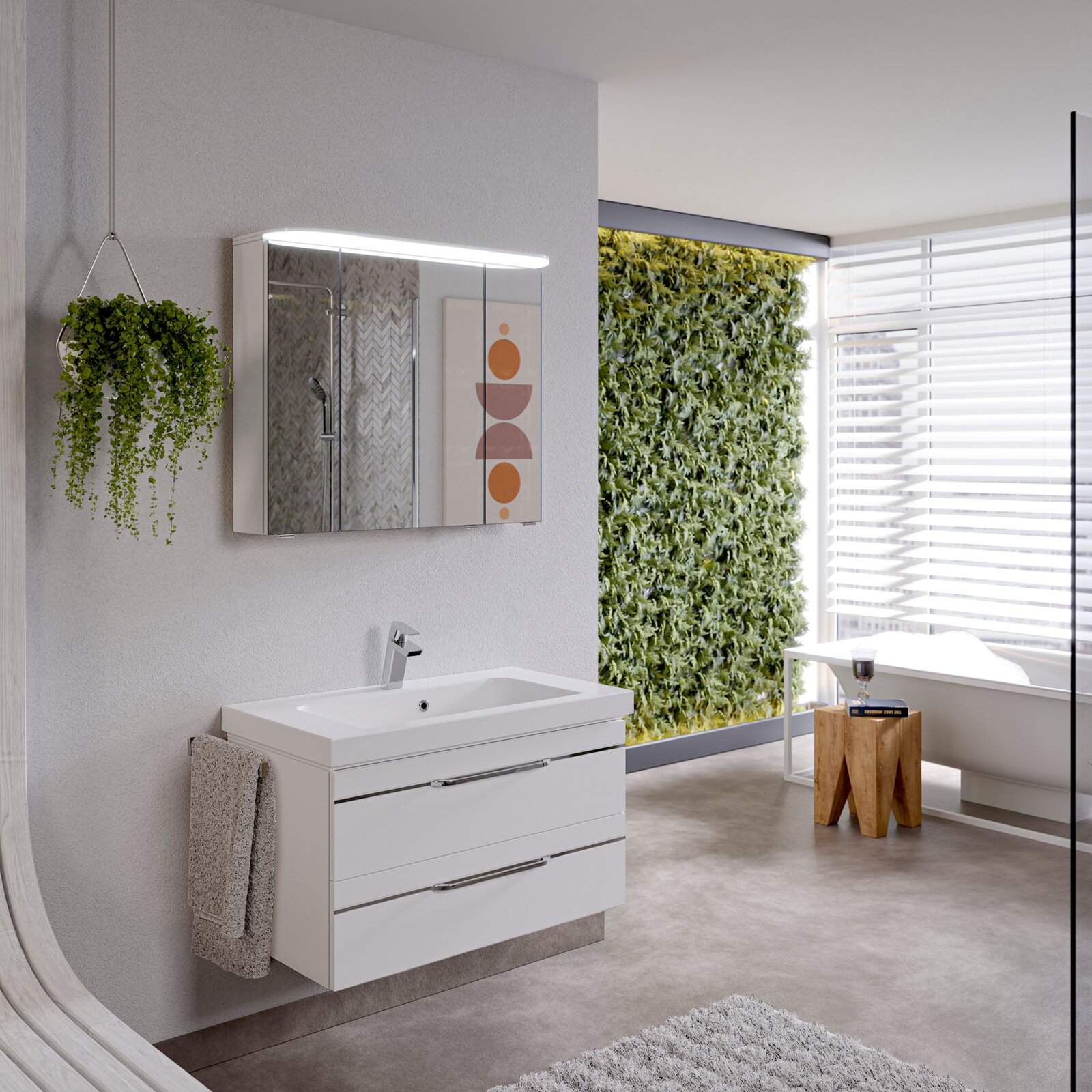 Moderne Badezimmeransicht mit weißem Waschtisch und Spiegelschrank, seitliche Perspektive.