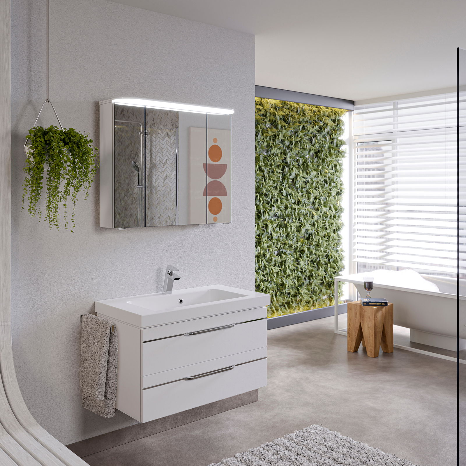 Moderne Badezimmeransicht mit weißem Waschtisch und Spiegelschrank, seitliche Perspektive.