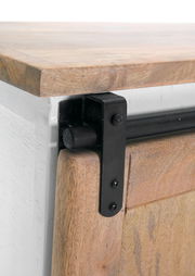 Nahaufnahme eines Sideboards mit Holzoberfläche und schwarzem Metallscharnier, seitliche Perspektive.