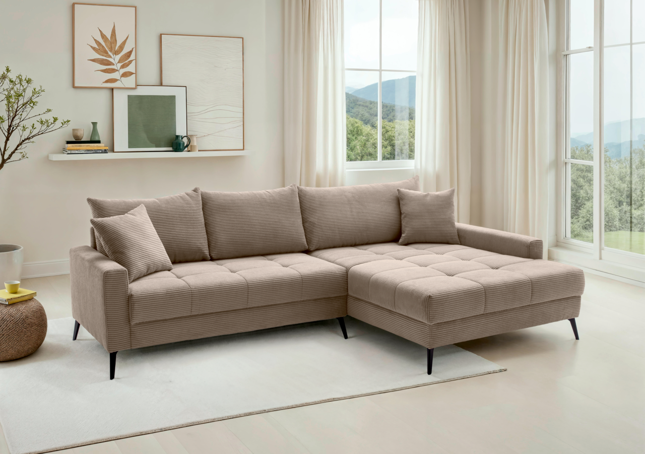 Hom´in Hoekbank Sofia Beige Ecksofa in einem hellen Wohnzimmer mit großen Fenstern, seitliche Perspektive