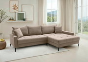 Beige Ecksofa in einem hellen Wohnzimmer mit großen Fenstern, seitliche Perspektive