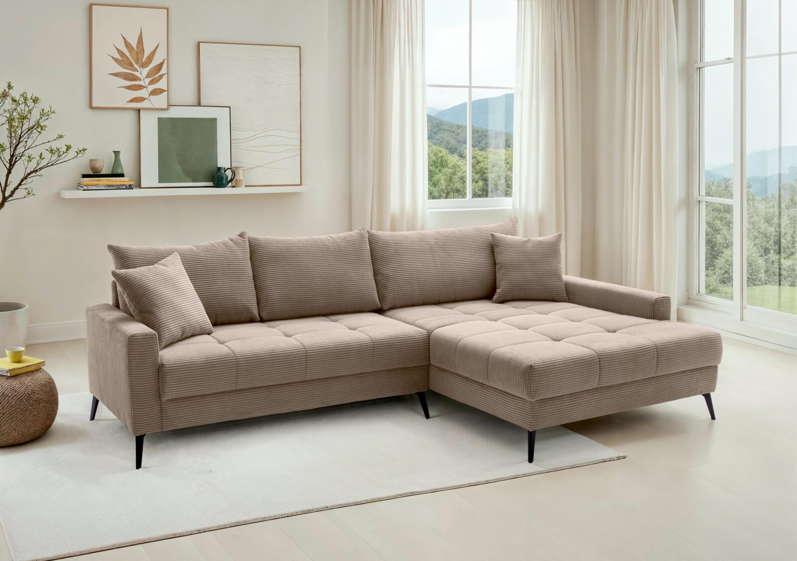 Hom´in Ecksofa Sofia Beige Ecksofa in einem hellen Wohnzimmer mit großen Fenstern, seitliche Perspektive