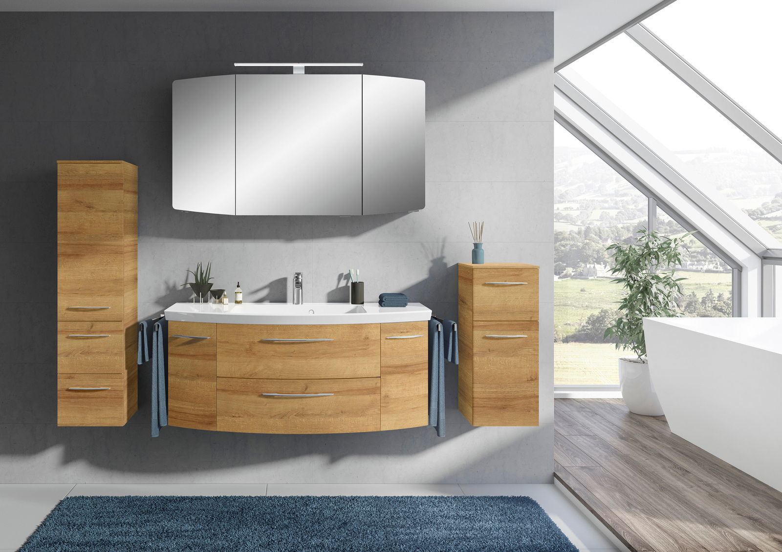Moderne Badkombination mit Holzoptik, bestehend aus einem großen Spiegel, einem Waschbecken mit Unterschrank und zwei seitlichen Schränken. Perspektive: Frontalansicht.
