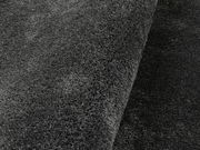 Nahaufnahme eines dunkelgrauen Hochflor-Teppichs in seitlicher Perspektive.