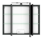 Spiegelschrank mit drei Türen, geöffnet, mit Glasregalen und integrierter Steckdose, Frontalansicht