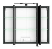 Spiegelschrank mit drei Türen, geöffnet, mit Glasregalen und integrierter Steckdose, Frontalansicht