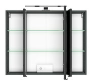 Spiegelschrank mit drei Türen, geöffnet, mit Glasregalen und integrierter Steckdose, Frontalansicht