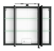 Spiegelschrank mit drei Türen, geöffnet, mit Glasregalen und integrierter Steckdose, Frontalansicht