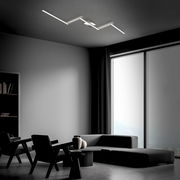 Moderne LED-Deckenleuchte in einem stilvollen Wohnzimmer, Perspektive von unten.