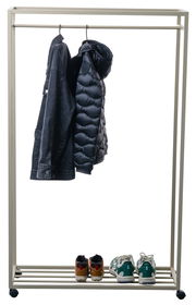 Garderobenwagen mit zwei Jacken und zwei Paar Schuhen, seitliche Perspektive