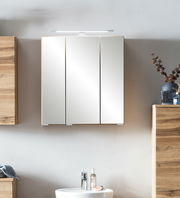 Moderner Spiegelschrank mit drei Türen und integrierter Beleuchtung, frontal betrachtet.