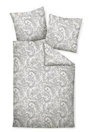 Bettwäsche-Set mit Paisley-Muster in Grau und Weiß, bestehend aus einem Bettbezug und zwei Kissenbezügen, aus der Vogelperspektive.