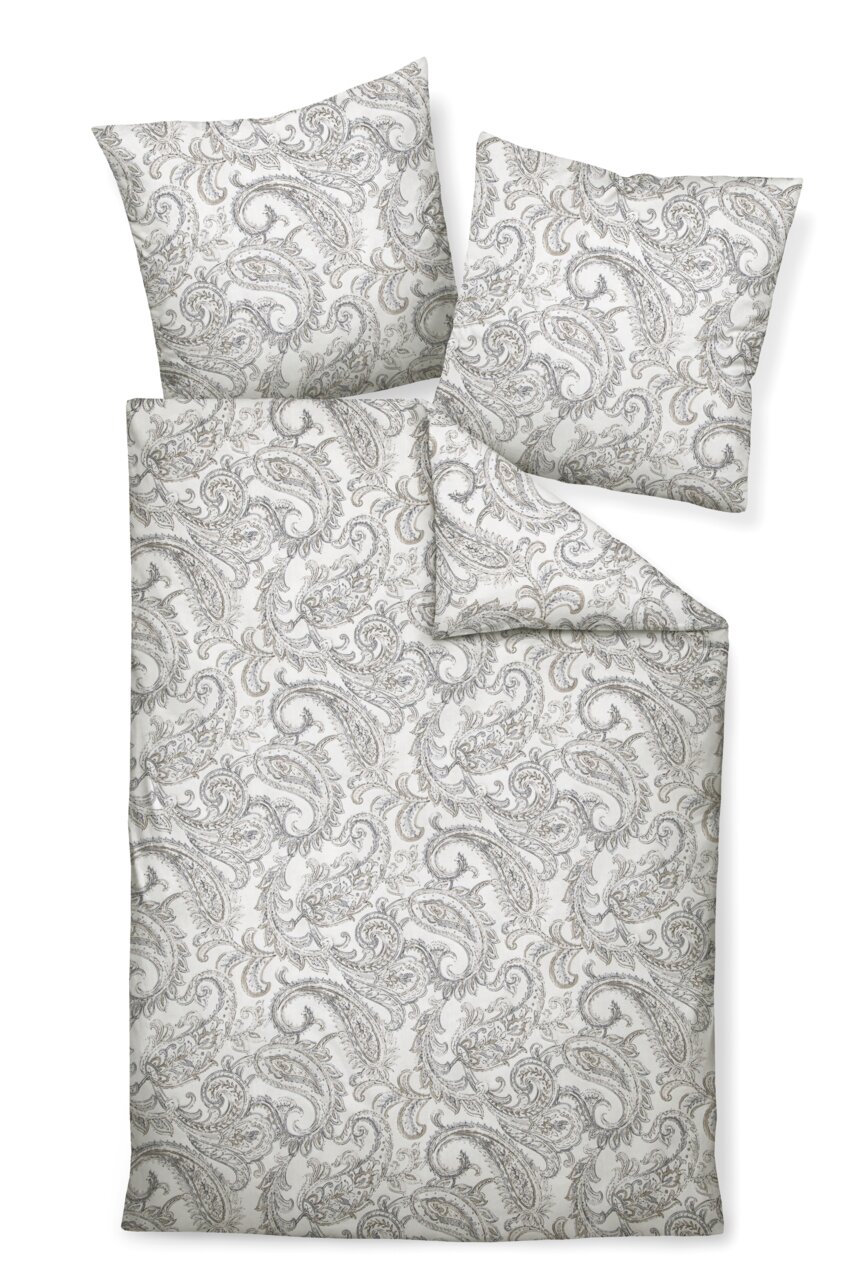 Bettwäsche-Set mit Paisley-Muster in Grau und Weiß, bestehend aus einem Bettbezug und zwei Kissenbezügen, aus der Vogelperspektive.