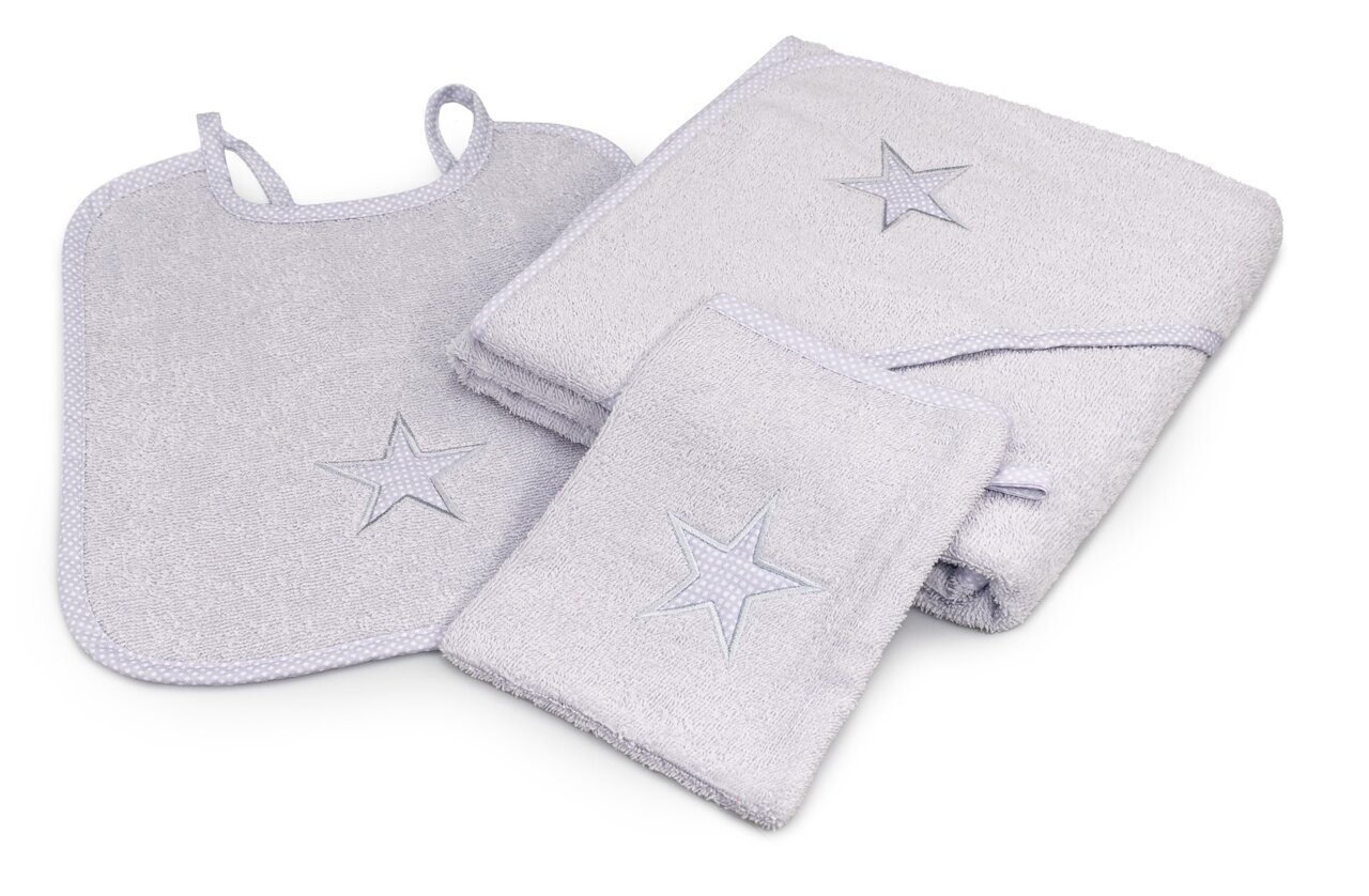Dreiteiliges Kinderset bestehend aus einem Lätzchen, einem Handtuch und einem Kapuzenhandtuch, alle in hellem Grau mit Sternmotiv, aus der Vogelperspektive fotografiert.