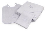 Dreiteiliges Kinderset bestehend aus einem Lätzchen, einem Handtuch und einem Kapuzenhandtuch, alle in hellem Grau mit Sternmotiv, aus der Vogelperspektive fotografiert.