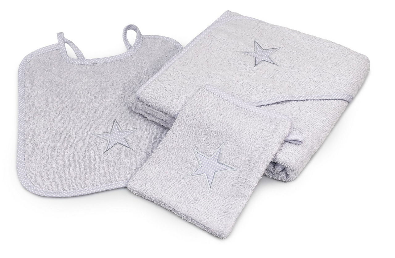 Dreiteiliges Kinderset bestehend aus einem Lätzchen, einem Handtuch und einem Kapuzenhandtuch, alle in hellem Grau mit Sternmotiv, aus der Vogelperspektive fotografiert.
