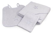 Dreiteiliges Kinderset bestehend aus einem Lätzchen, einem Handtuch und einem Kapuzenhandtuch, alle in hellem Grau mit Sternmotiv, aus der Vogelperspektive fotografiert.