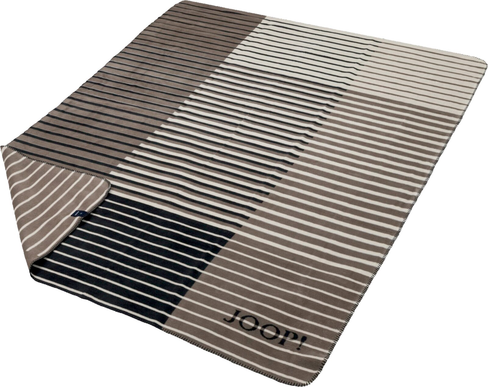 Gestreifte Wohndecke/Plaid in Beige-, Grau- und Schwarz-Tönen mit eingewebtem „JOOP!“-Schriftzug, schräg von oben in Perspektive fotografiert