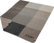 Gestreifte Wohndecke/Plaid in Beige-, Grau- und Schwarz-Tönen mit eingewebtem „JOOP!“-Schriftzug, schräg von oben in Perspektive fotografiert