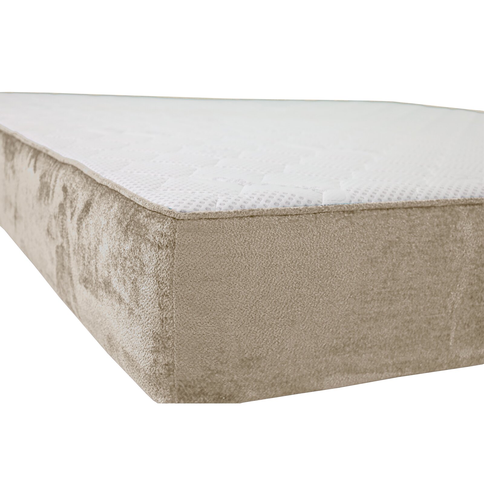 Beige gestoffeerd bed met witte, gewatteerde matras, schuin van voren in close-up op een witte achtergrond