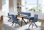 Moderne Esszimmer-Sitzgruppe mit blauer Eckbank und Stühlen, Tisch in Holzoptik, seitliche Perspektive