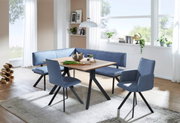 Moderne Esszimmer-Sitzgruppe mit blauer Eckbank und Stühlen, Tisch in Holzoptik, seitliche Perspektive