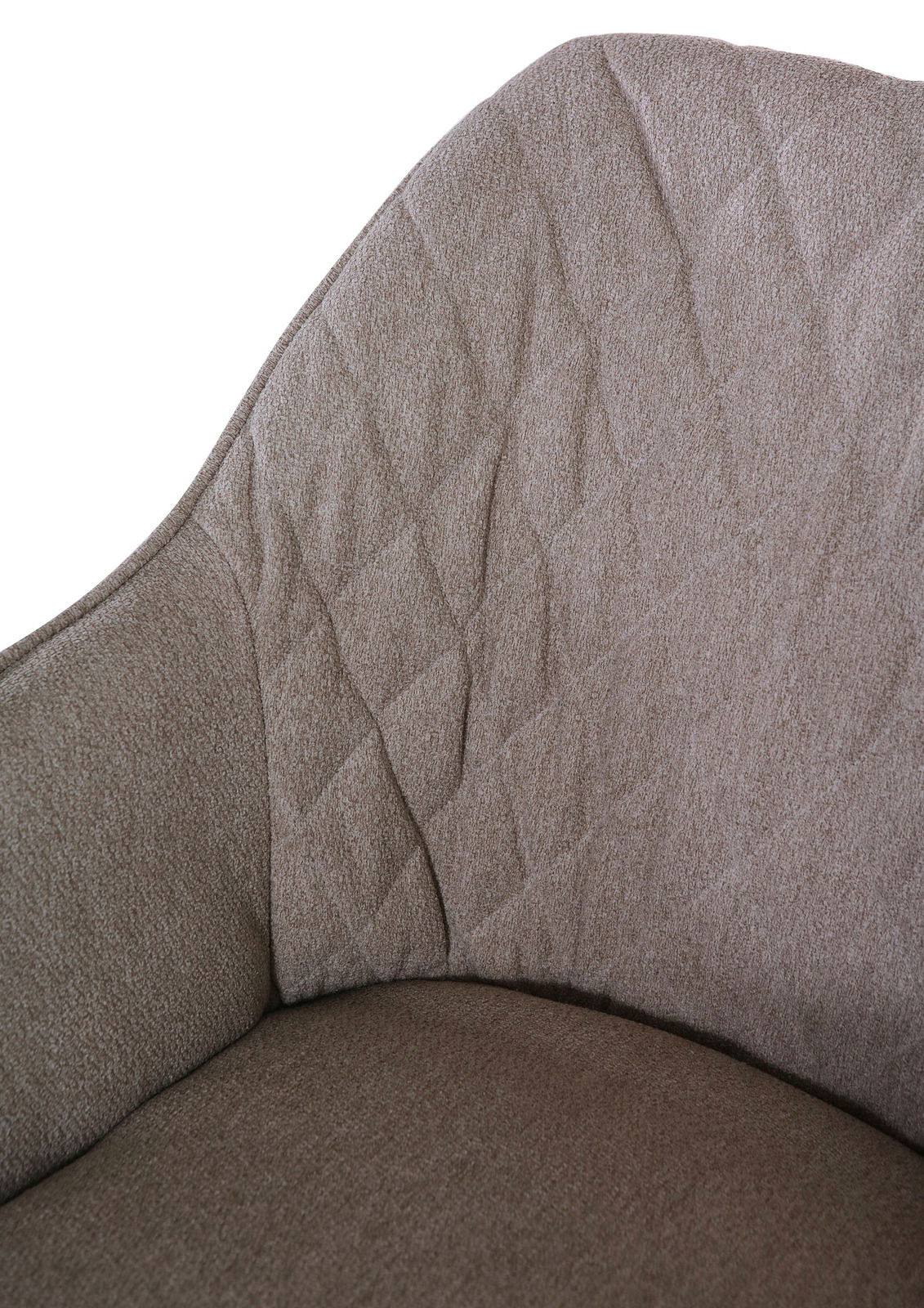 Nahaufnahme eines Armlehnstuhls mit gepolstertem, texturiertem Stoff in Beige, Ansicht von der Seite.