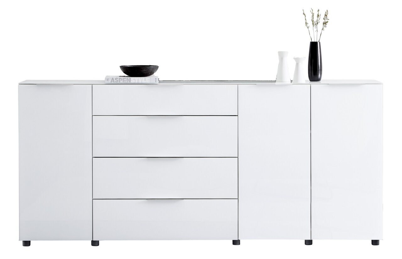 Modernes XL-Sideboard in Weiß mit Hochglanzoberfläche, vier Schubladen und zwei Türen, frontal abgebildet. Dekoriert mit einer schwarzen Schale, einem Buch und Vasen.
