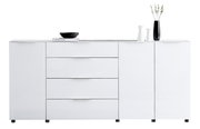 Modernes XL-Sideboard in Weiß mit Hochglanzoberfläche, vier Schubladen und zwei Türen, frontal abgebildet. Dekoriert mit einer schwarzen Schale, einem Buch und Vasen.