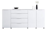 Modernes XL-Sideboard in Weiß mit Hochglanzoberfläche, vier Schubladen und zwei Türen, frontal abgebildet. Dekoriert mit einer schwarzen Schale, einem Buch und Vasen.