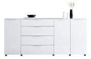 Modernes XL-Sideboard in Weiß mit Hochglanzoberfläche, vier Schubladen und zwei Türen, frontal abgebildet. Dekoriert mit einer schwarzen Schale, einem Buch und Vasen.