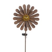 Solarleuchte in Form einer Blume mit braunen Blütenblättern und gelbem Zentrum, seitliche Perspektive