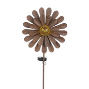 Solarleuchte in Form einer Blume mit braunen Blütenblättern und gelbem Zentrum, seitliche Perspektive