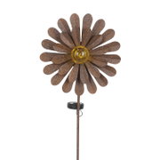 Solarleuchte in Form einer Blume mit braunen Blütenblättern und gelbem Zentrum, seitliche Perspektive