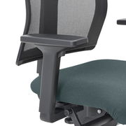 Nahaufnahme eines Drehstuhls mit Netzrückenlehne und gepolsterter Sitzfläche, seitliche Perspektive