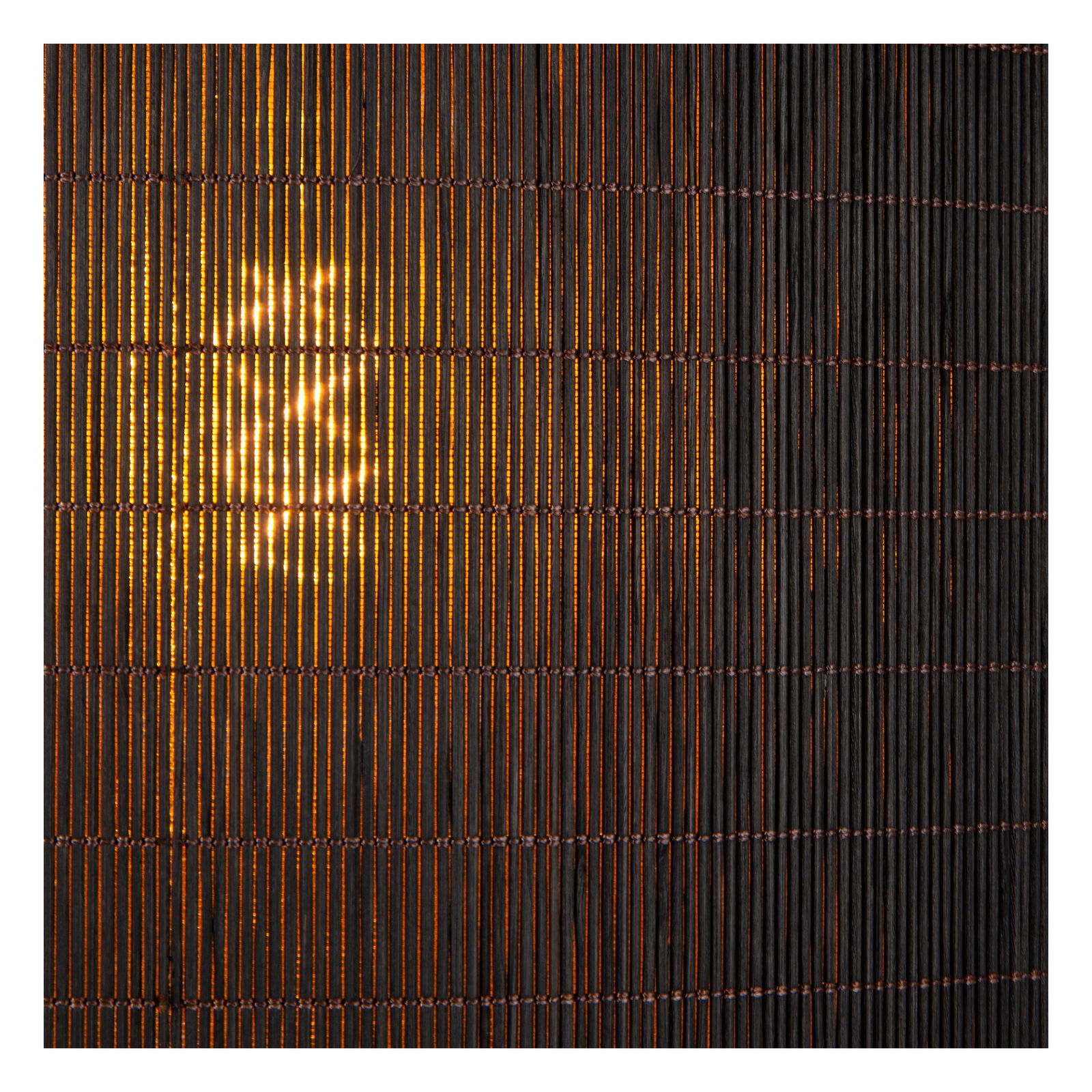 Nahaufnahme einer Pendelleuchte mit einem warmen, durch Bambuslamellen gefilterten Licht.