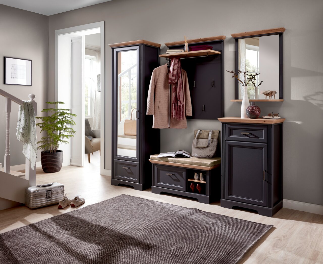 Moderne Garderobenkombination in dunklem Holz mit Spiegel, Schuhschrank und Sitzbank, seitliche Perspektive