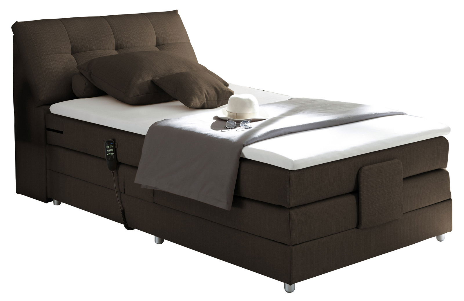 Boxspringbett in braunem Stoffbezug, seitliche Perspektive, mit Kopfteil, Kissen, Decke und Fernbedienung.