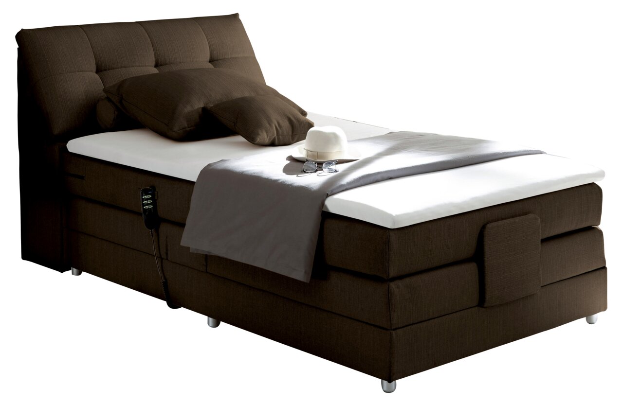 Boxspringbett in braunem Stoffbezug, seitliche Perspektive, mit Kopfteil, Kissen, Decke und Fernbedienung.