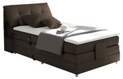Boxspringbett in braunem Stoffbezug, seitliche Perspektive, mit Kopfteil, Kissen, Decke und Fernbedienung.