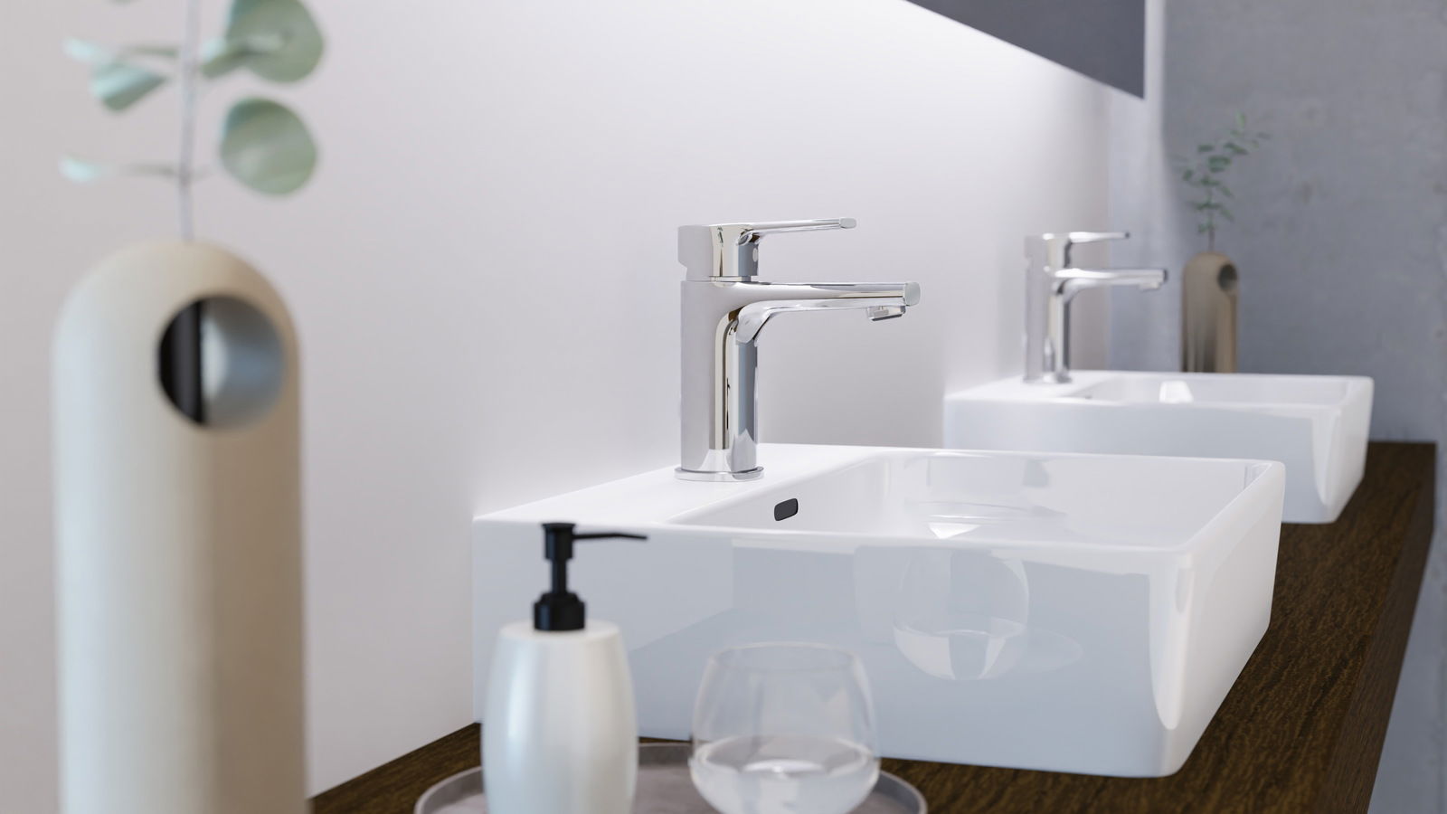 Moderne Waschtischarmatur in seitlicher Perspektive, montiert auf einem weißen Waschbecken mit Holzunterbau.