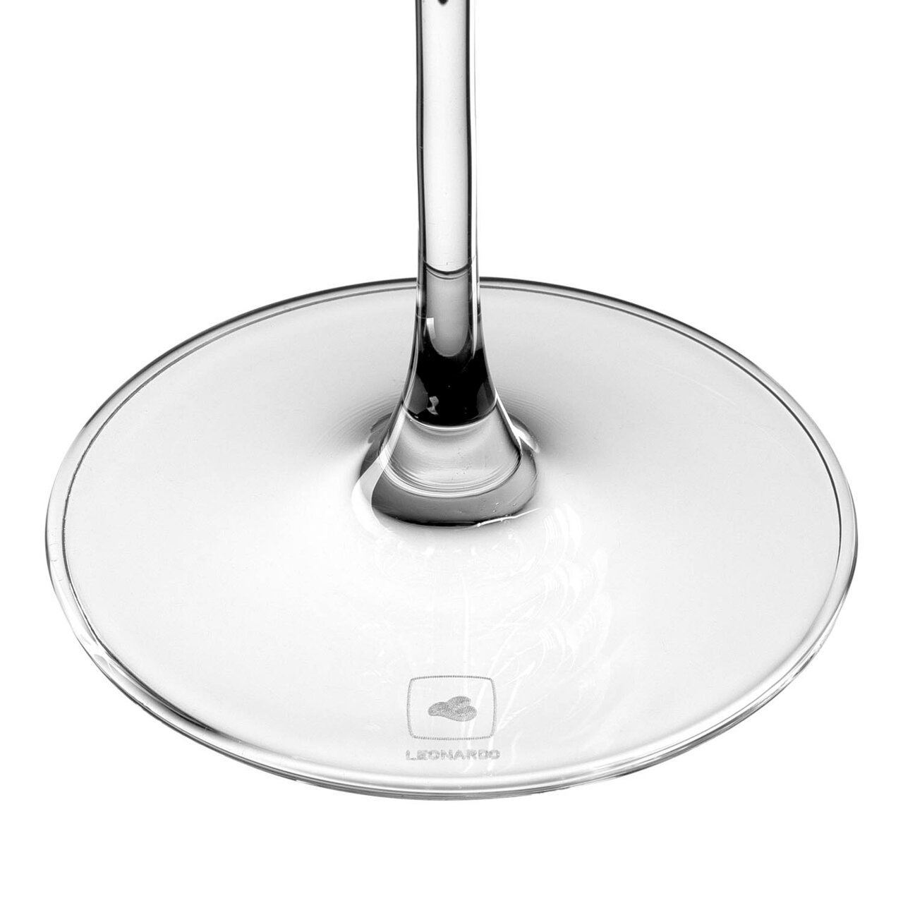 Close-up van de voet van een Puccini-rodewijnglas, van onderaf gezien, met het logo van Leonardo.