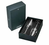 Zwei Champagnergläser in einer eleganten schwarzen Geschenkbox von oben betrachtet, mit dem Logo 'JOOP!' auf dem Deckel.