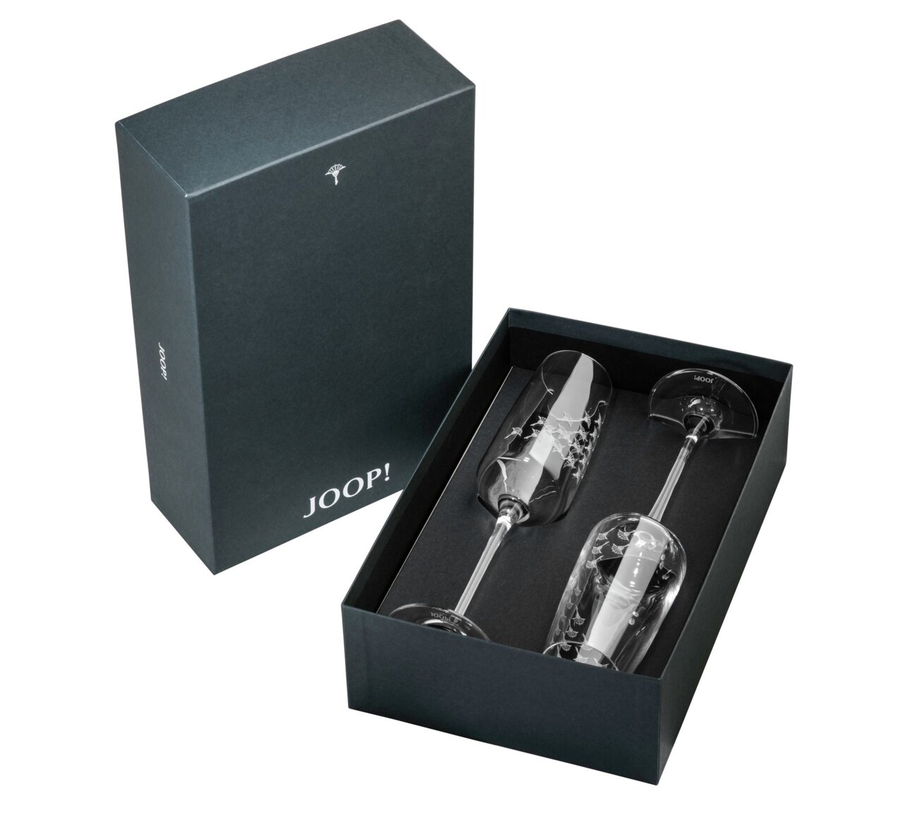 Zwei Champagnergläser in einer eleganten schwarzen Geschenkbox von oben betrachtet, mit dem Logo 'JOOP!' auf dem Deckel.