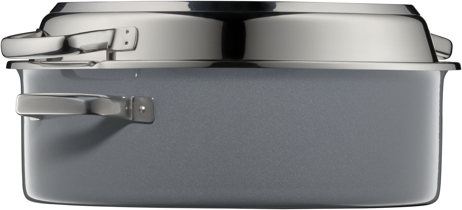Seitliche Ansicht eines vielseitigen Bräters mit glänzenden Edelstahlgriffen und Deckel.
