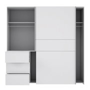 Schwebetürenschrank in weißer Farbe mit offener Perspektive, zeigt Innenfächer und Schubladen.