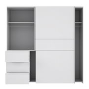 Schwebetürenschrank in weißer Farbe mit offener Perspektive, zeigt Innenfächer und Schubladen.