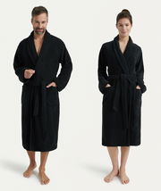 Zwei Personen tragen einen schwarzen Bademantel mit Schalkragen, fotografiert aus der Vorderansicht.