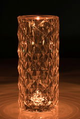 LED-Dekoleuchte mit facettiertem Kristall-Design, leuchtend in warmem Orange, seitliche Perspektive