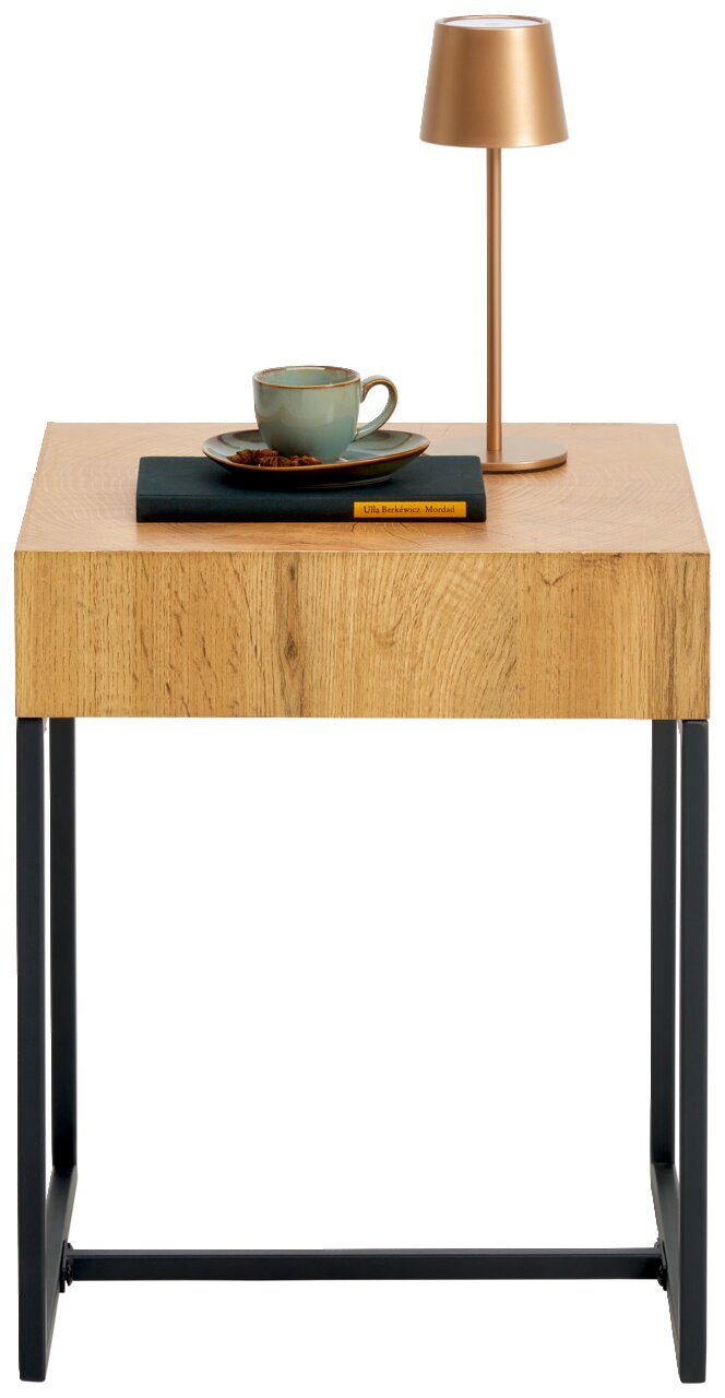 Beistelltisch aus Holz mit schwarzem Metallgestell, darauf eine Tasse, ein Buch und eine goldene Lampe, frontal betrachtet.